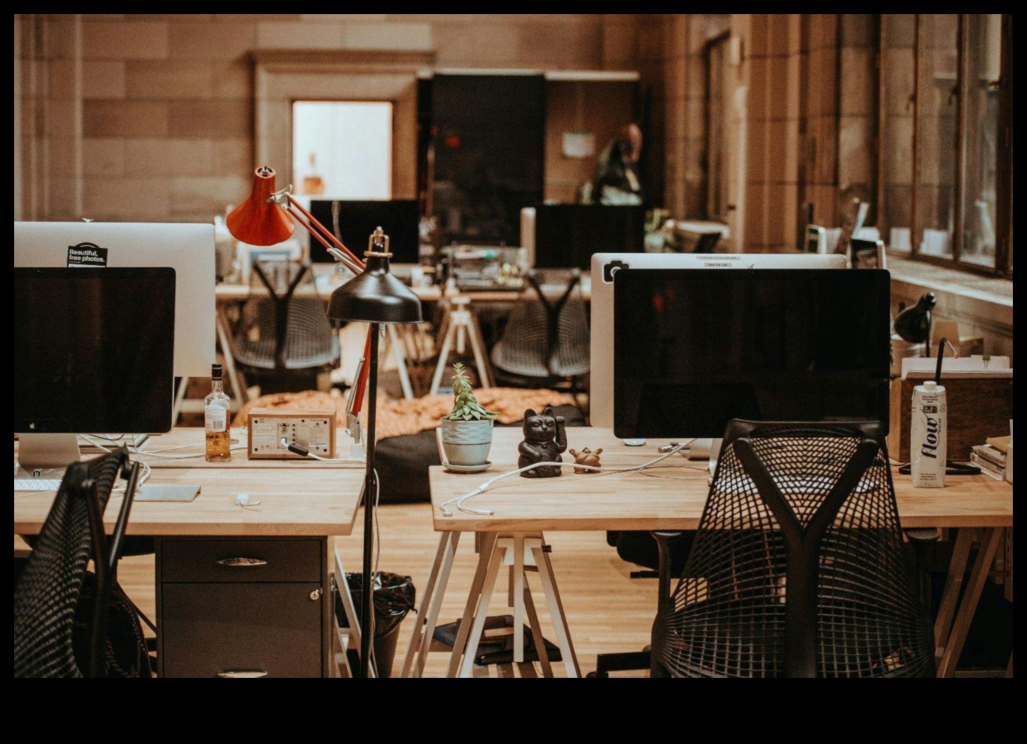 מקומות עבודה מהפכניים: אלקטרוניקה חכמה משרדית מעצבת את העתיד