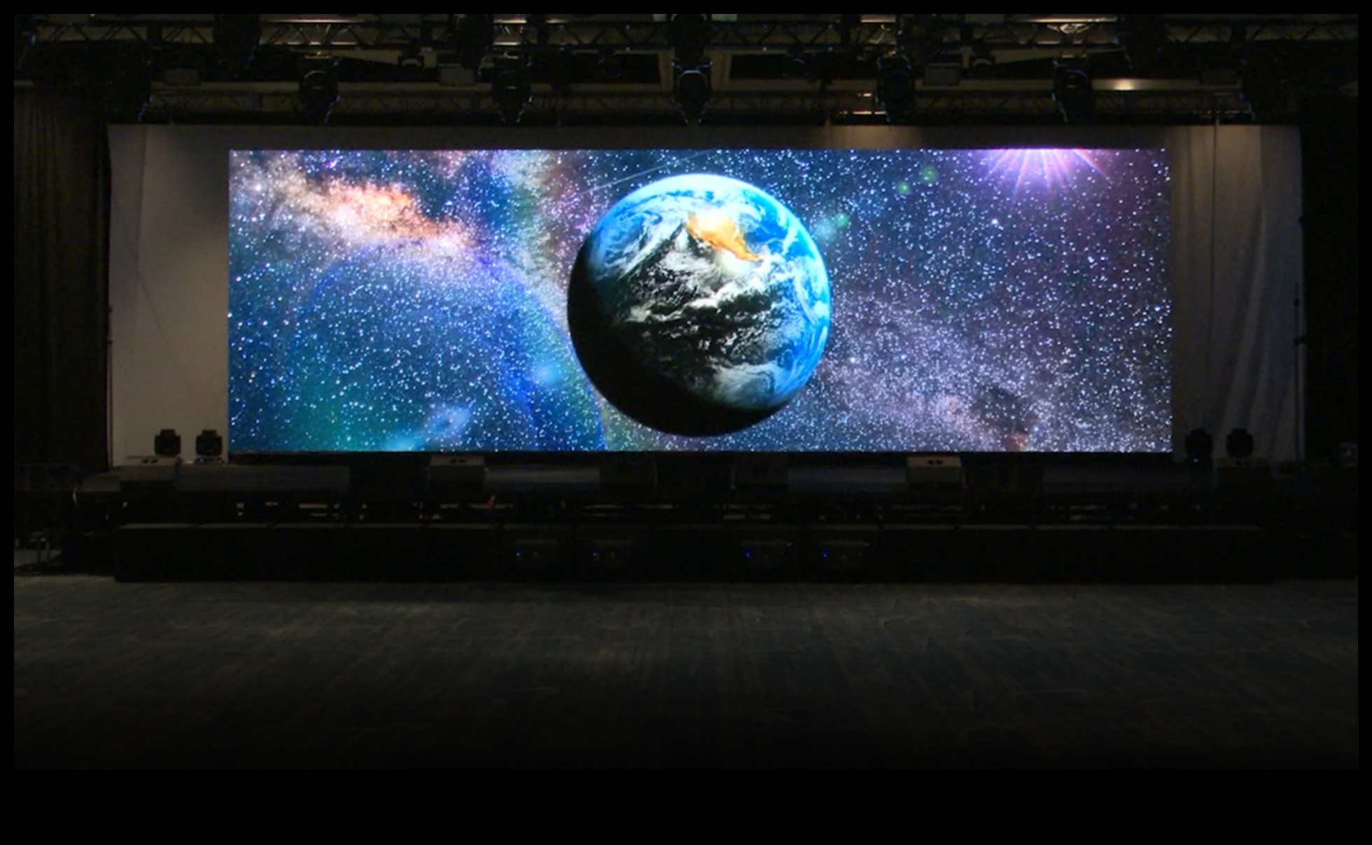 אלכימיה אודיו-ויזואלית: אלקטרוניקה ליצירת חווית משרד סוחפת