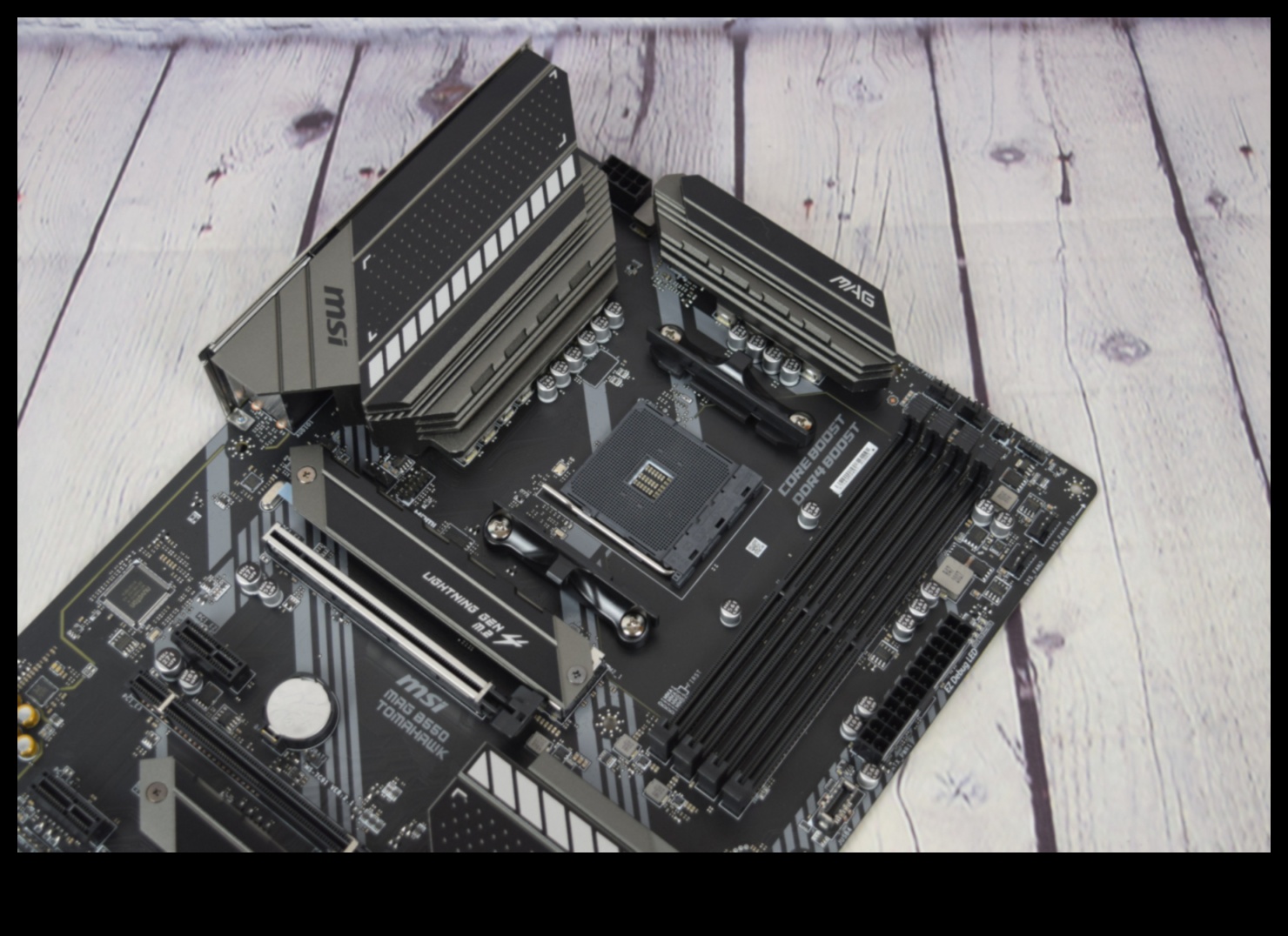 שליטה בלוח אם: הבנת ערכות שבבים ואפשרויות קישוריות